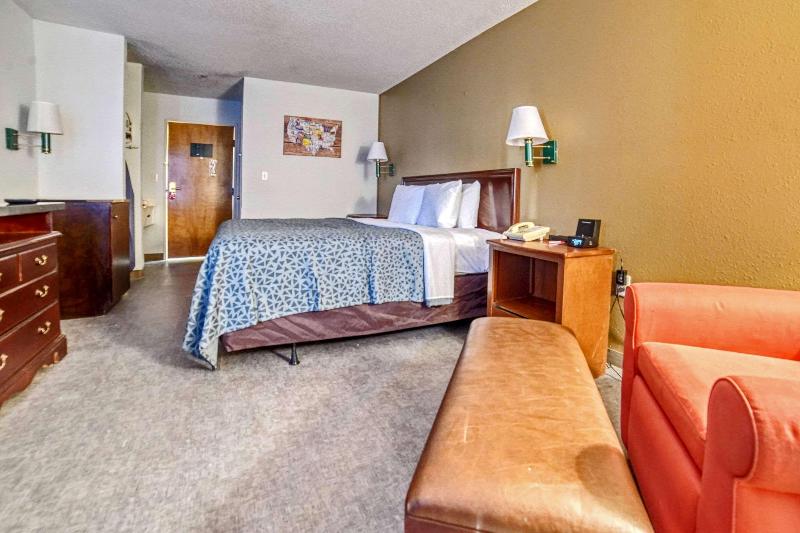 اتاق استاندارد با تخت بزرگ, Econo Lodge Raleigh Near Walnut Creek Amphitheatre