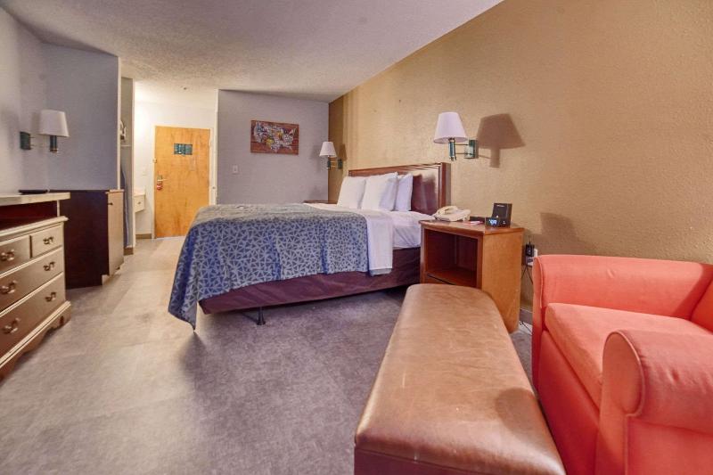 اتاق استاندارد با تخت بزرگ, Econo Lodge Raleigh Near Walnut Creek Amphitheatre