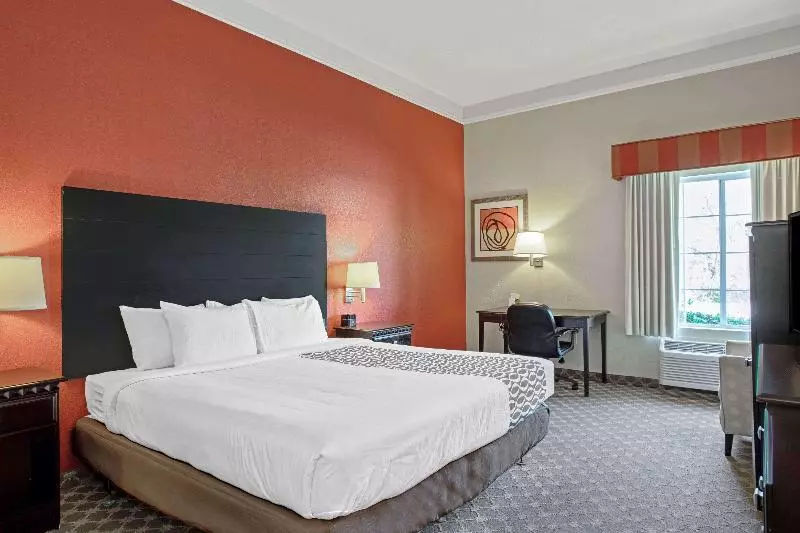 キングサイズベッドのスタンダードルーム, Holiday Inn Express La Junta, An Ihg