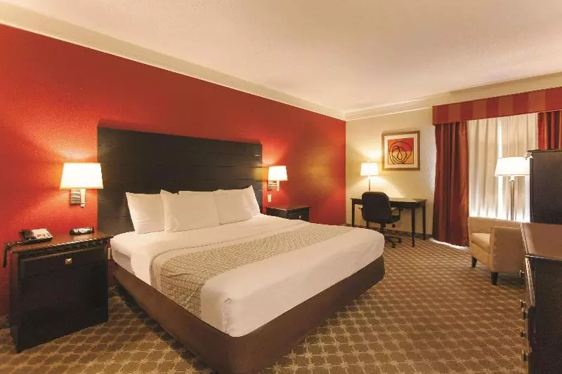 キングサイズベッドのスタンダードルーム, Holiday Inn Express La Junta, An Ihg