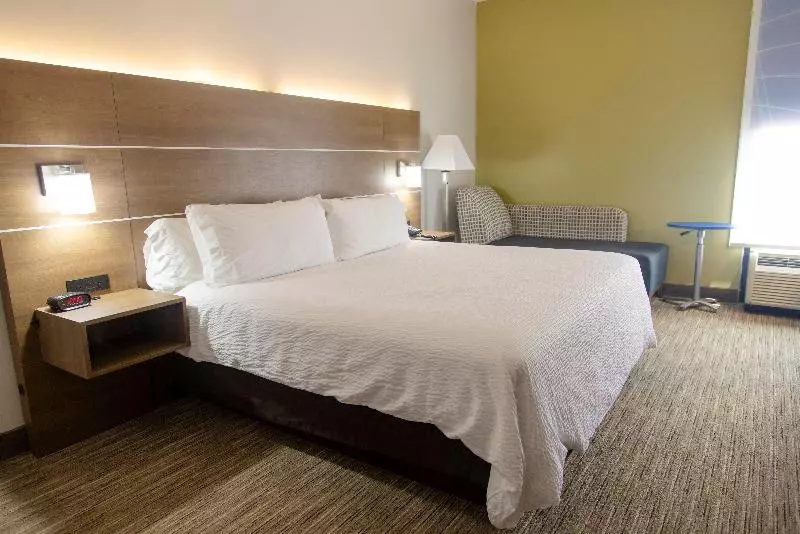 身障者適用キングサイズベッドルーム, Holiday Inn Express Marshfield   Springfield Area, An Ihg