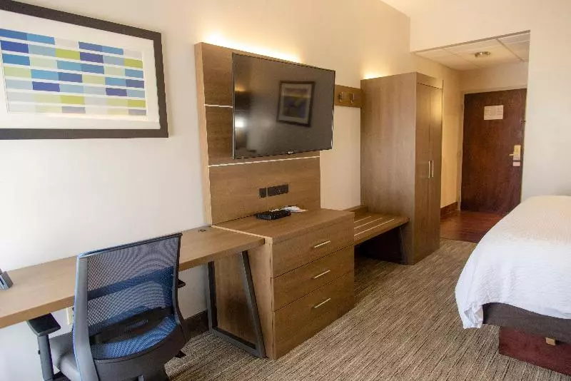 キングサイズベッドのスタンダードルーム, Holiday Inn Express Marshfield   Springfield Area, An Ihg