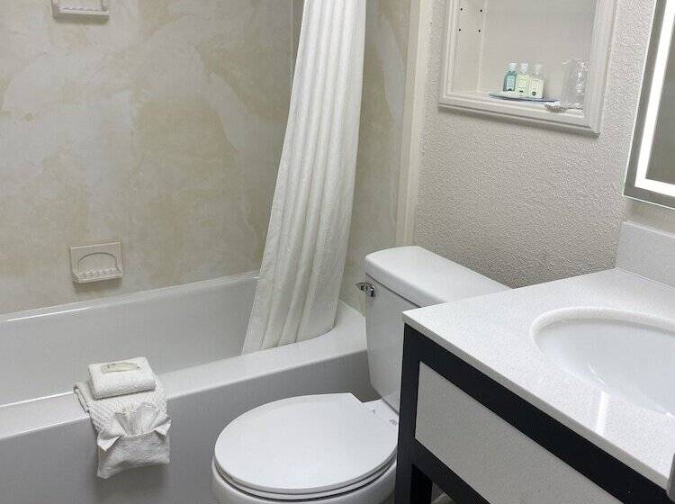 غرفه قياسيه سريرين مزدوجين, Quality Inn