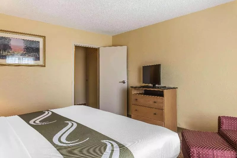 キングサイズベッドのスイートルーム, Quality Inn