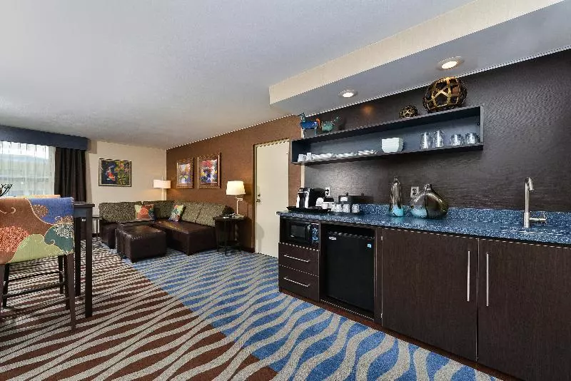 キングサイズベッドのスイートルーム, Holiday Inn Cody   Convention Center, An Ihg