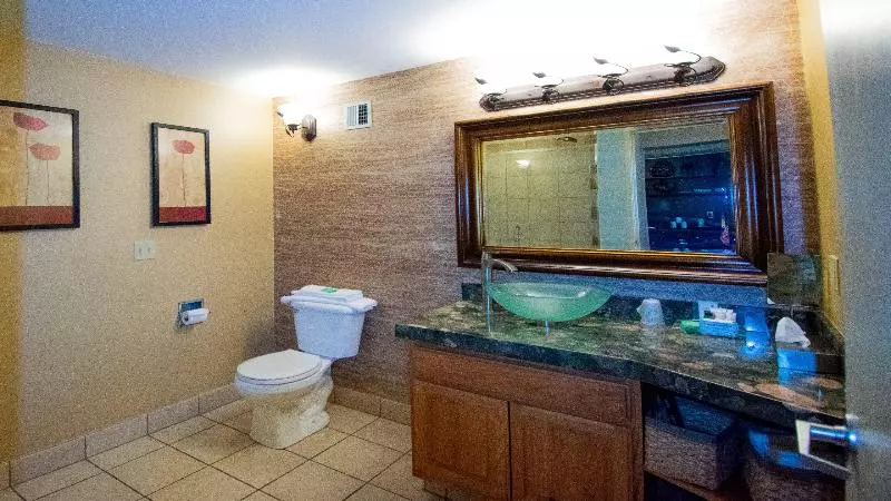キングサイズベッドのスイートルーム, Holiday Inn Cody   Convention Center, An Ihg