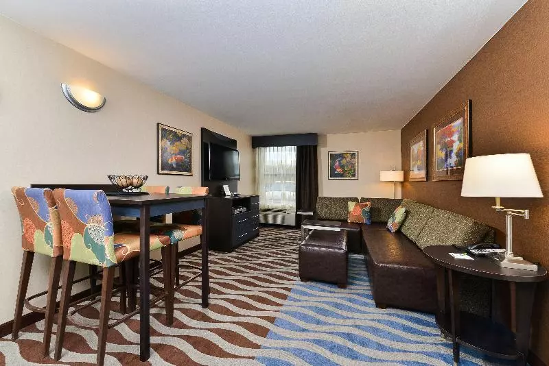 キングサイズベッドのスイートルーム, Holiday Inn Cody   Convention Center, An Ihg