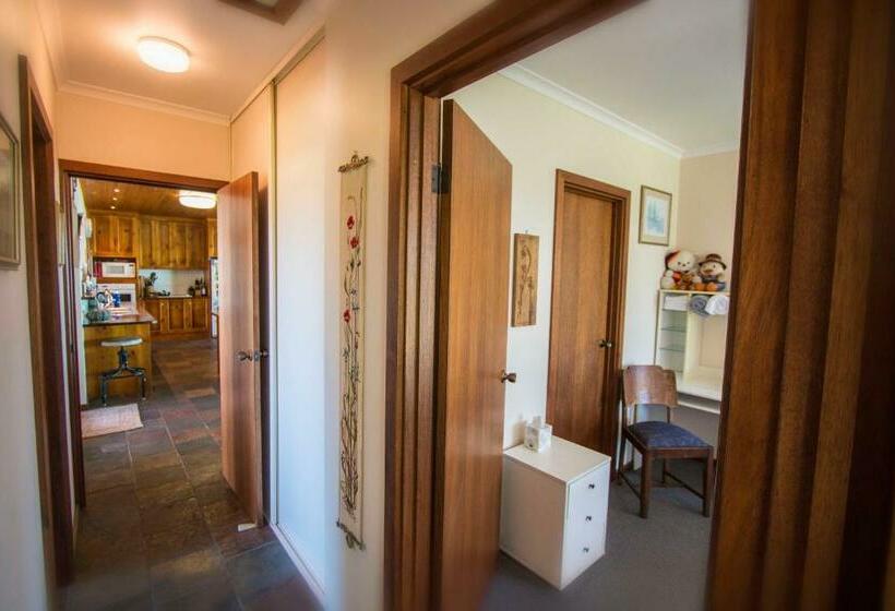 家庭间, Jury Road