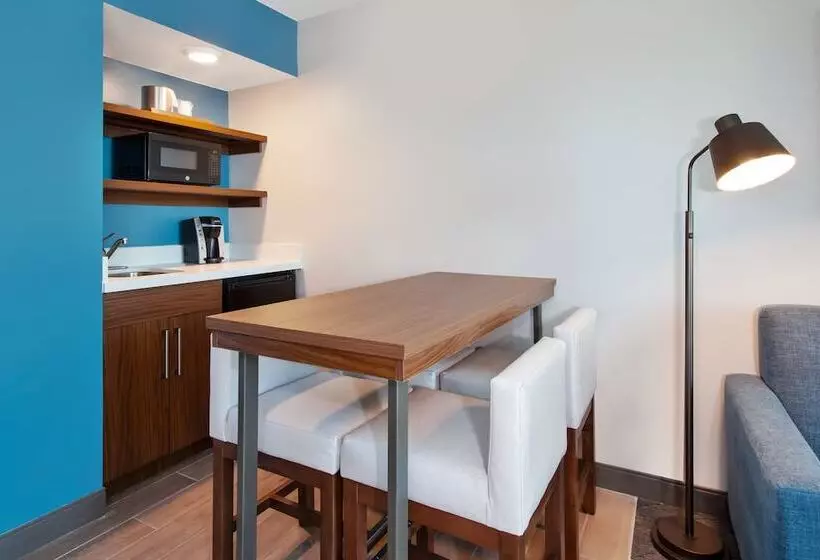 スイート, Holiday Inn Express Hotel & Suites Virginia Beach Oceanfront, An Ihg