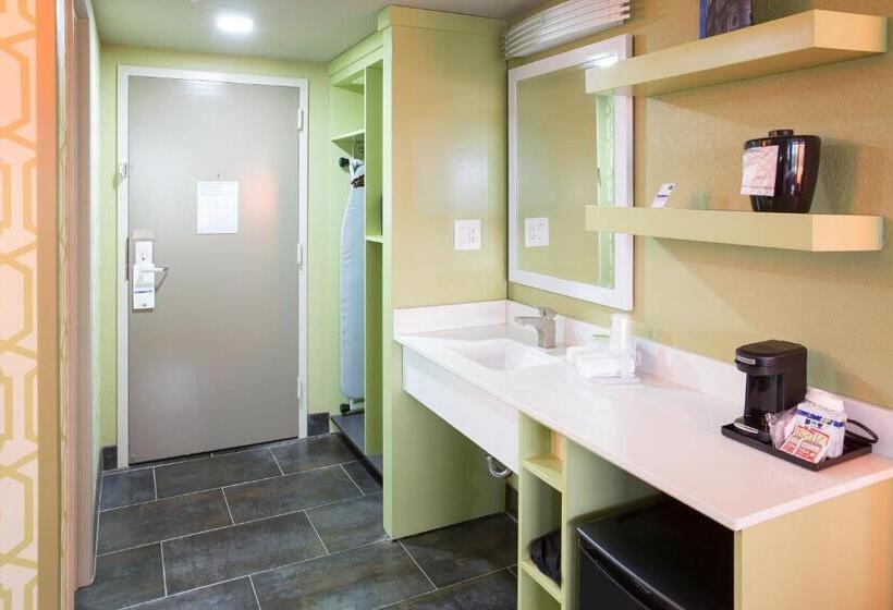 带大床的标准间, Holiday Inn Express Atlanta Galleria Ballpark Area, An Ihg