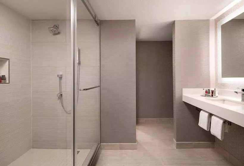 سوییت جونیور, Marriott Riverside At The Convention Center
