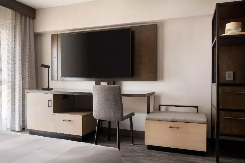اتاق استاندارد با تخت بزرگ, Marriott Riverside At The Convention Center