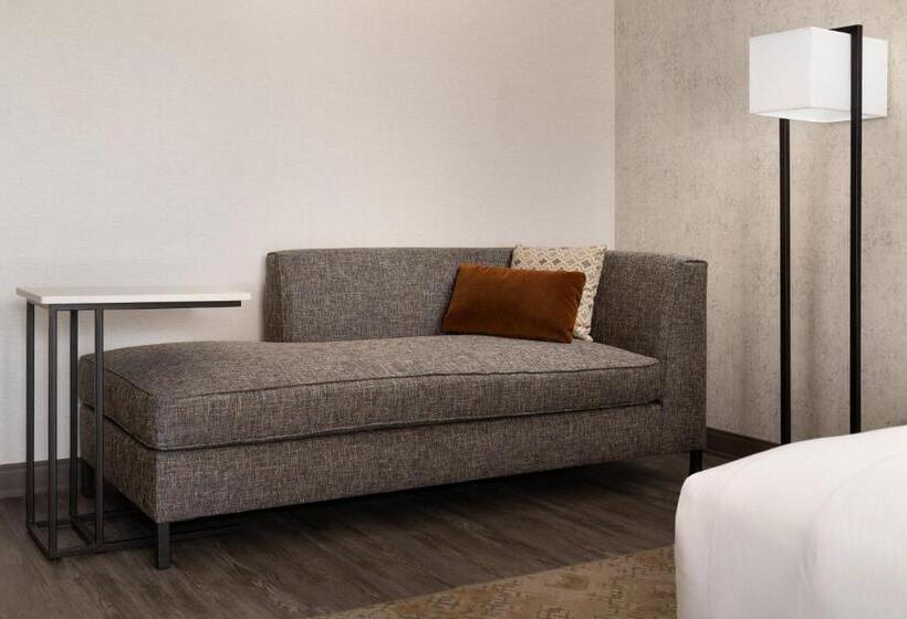 带大床的俱乐部房间, Marriott Riverside At The Convention Center