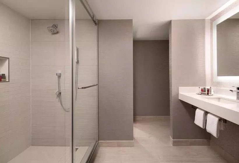 سوییت جونیور, Marriott Riverside At The Convention Center