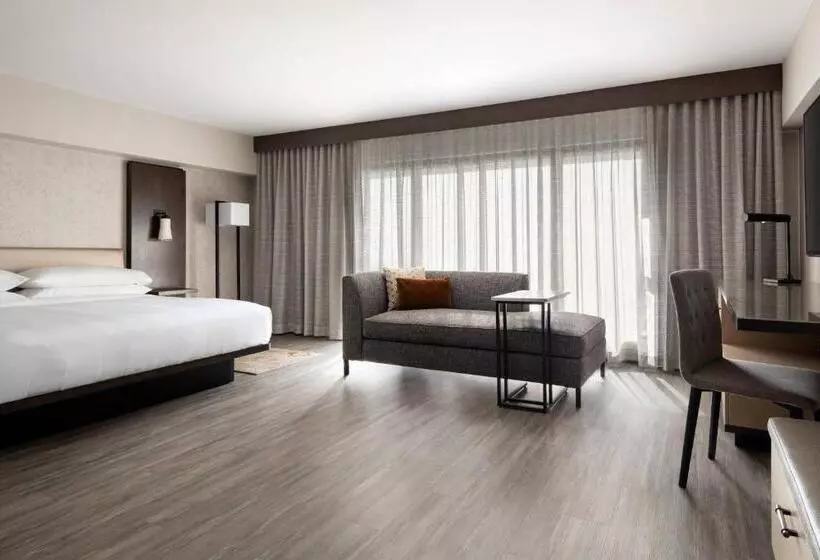 سوییت جونیور, Marriott Riverside At The Convention Center