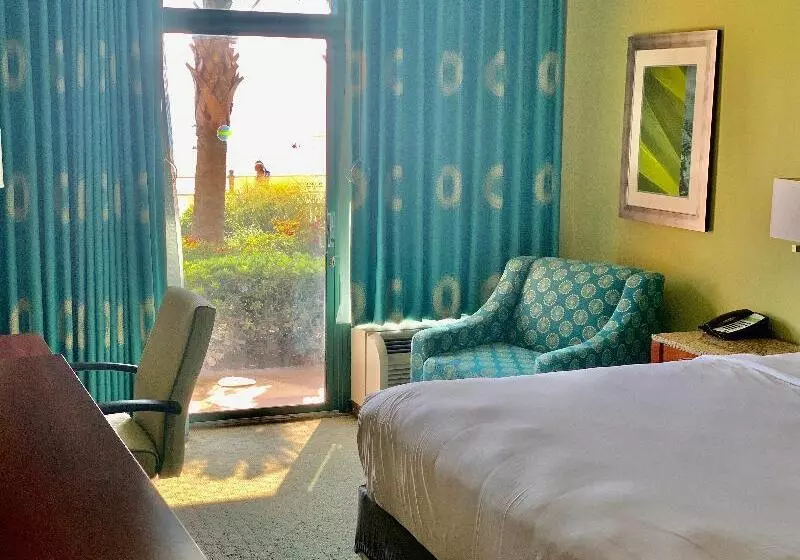 اتاق استاندارد با تخت بزرگ برای معلولان, Holiday Inn & Suites Virginia Beach   North Beach, An Ihg
