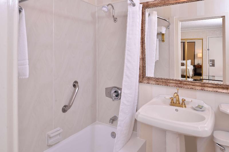 اتاق استاندارد با تخت بزرگ, Holiday Inn & Suites Virginia Beach North Beach, An Ihg