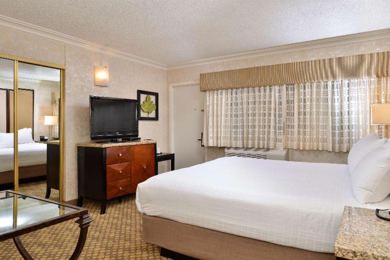 اتاق استاندارد با تخت بزرگ, Holiday Inn & Suites Virginia Beach North Beach, An Ihg