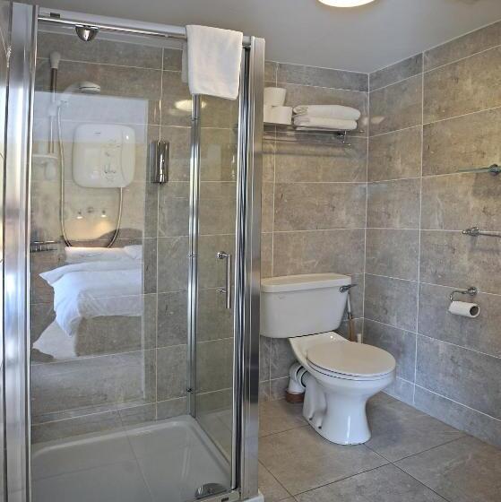 חדר משפחתי, Clooneen House