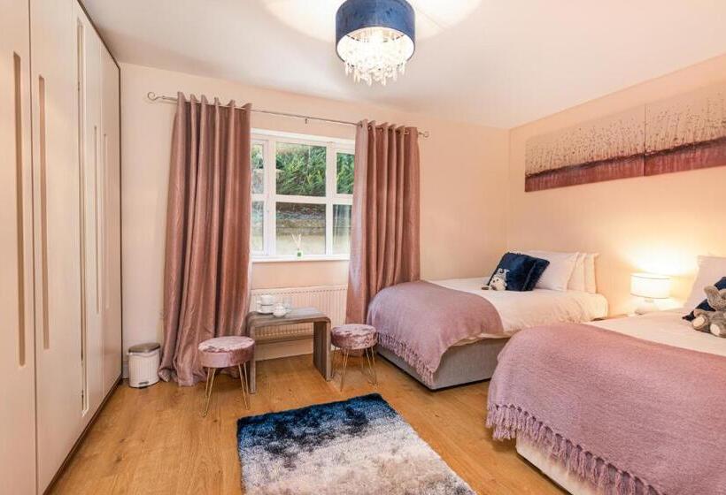 غرفة قياسية, Caravogue House