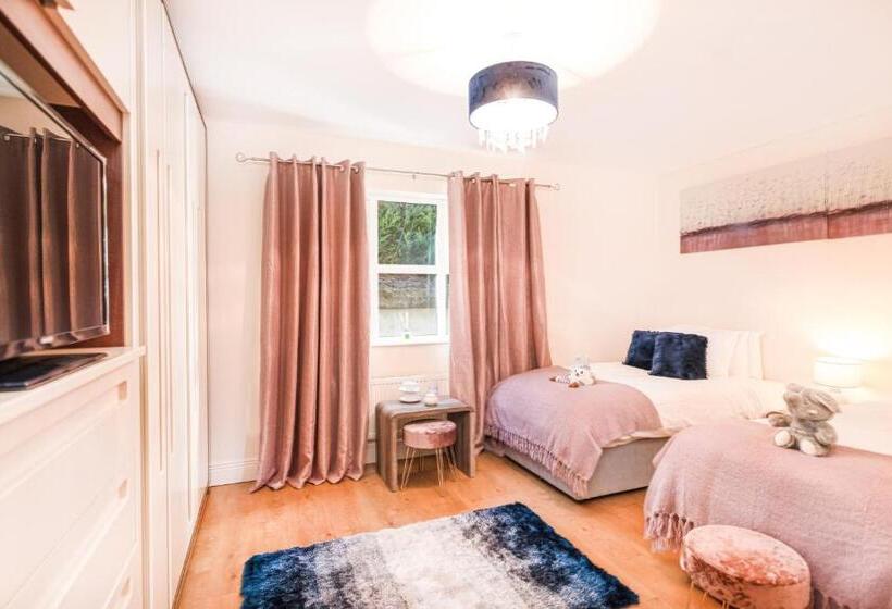 غرفة قياسية, Caravogue House