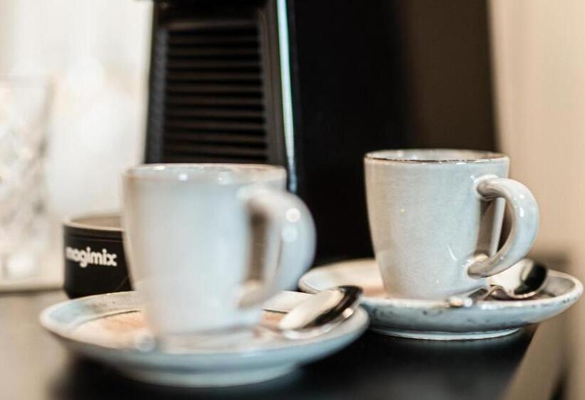 غرفة قياسية, Caravogue House