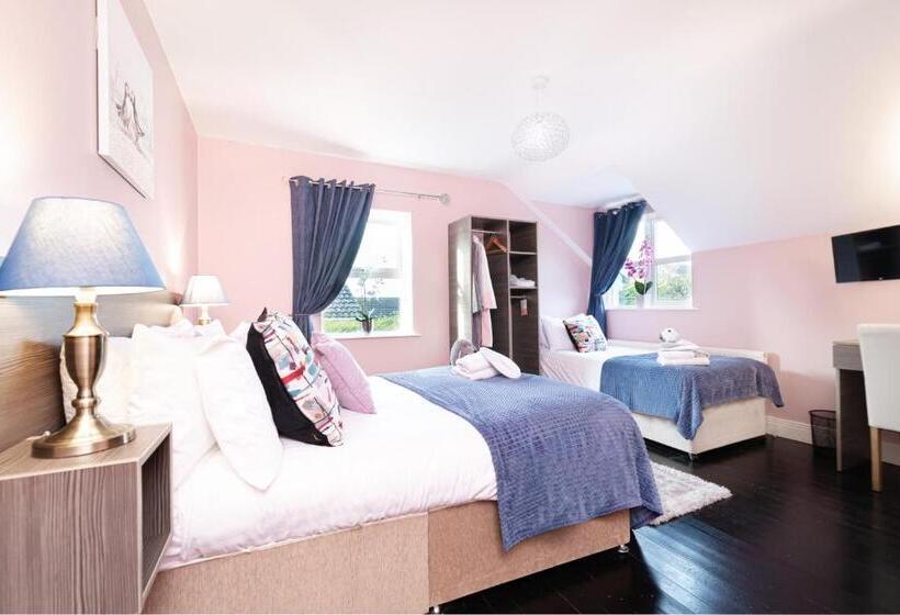 غرفة قياسية, Caravogue House