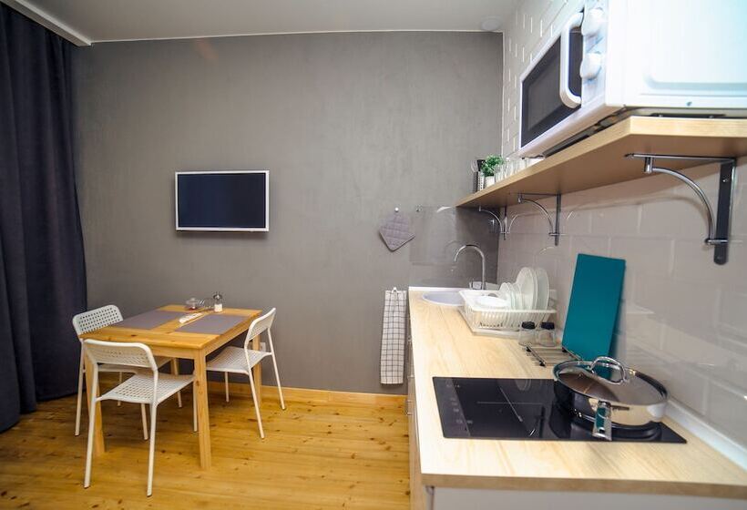 غرفة قياسية ثلاثية, Home