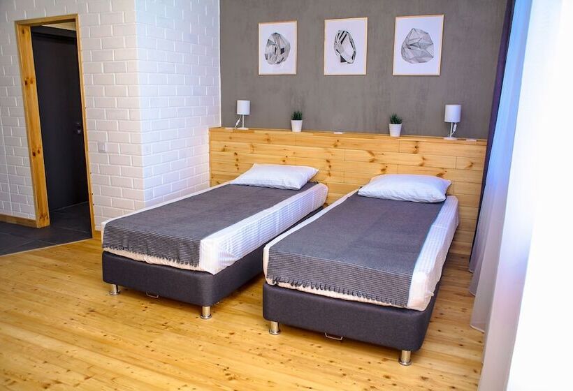 غرفة قياسية ثلاثية, Home