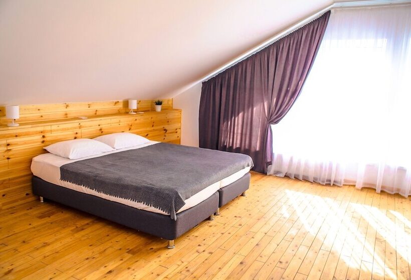 غرفة كومفورت ثلاثية, Home