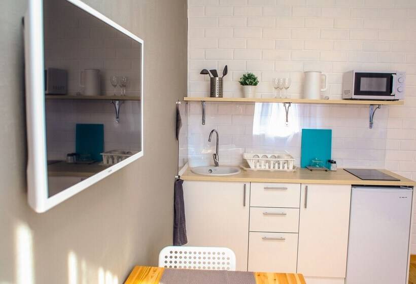 غرفة قياسية ثلاثية, Home