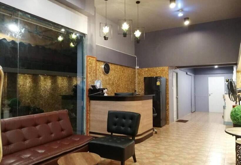 اتاق استاندارد سه نفره, Sleepcats Hostel