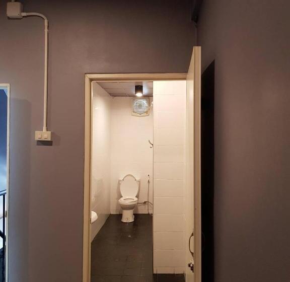 اتاق استاندارد یک نفره, Sleepcats Hostel