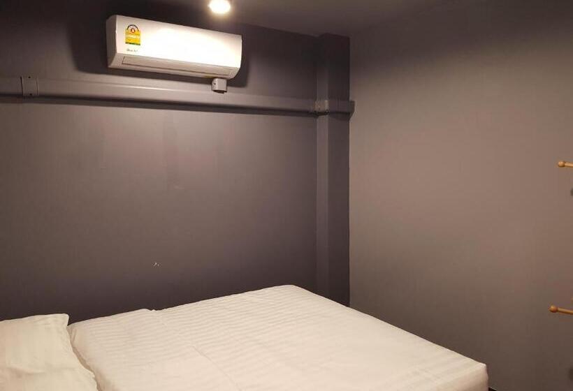 اتاق استاندارد یک نفره, Sleepcats Hostel