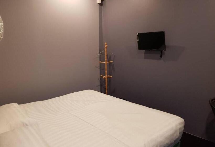 اتاق استاندارد یک نفره, Sleepcats Hostel