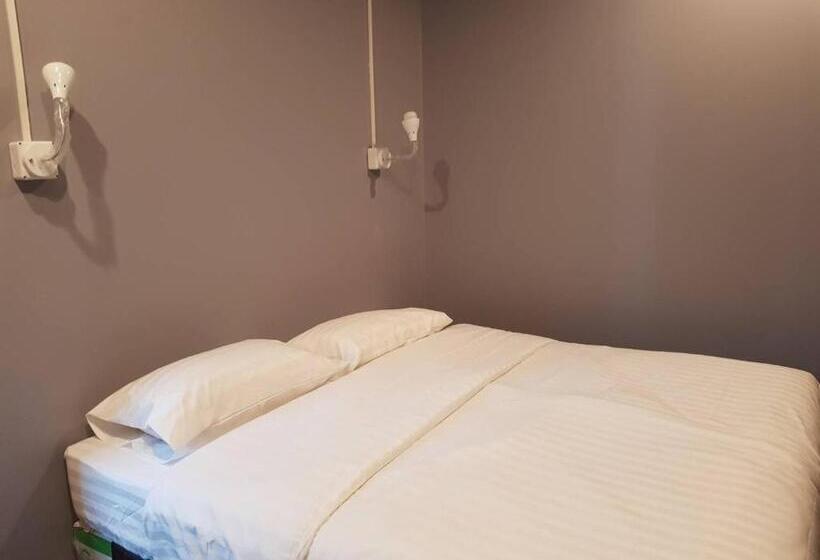 اتاق استاندارد یک نفره, Sleepcats Hostel