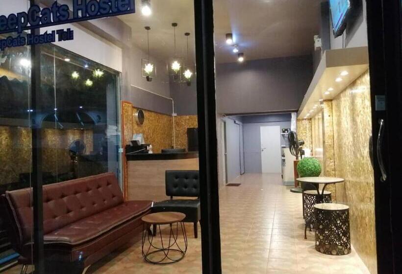 اتاق استاندارد سه نفره, Sleepcats Hostel