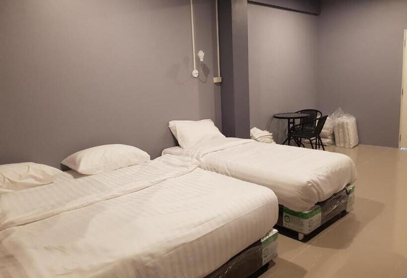 اتاق استاندارد سه نفره, Sleepcats Hostel
