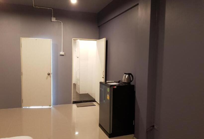 اتاق استاندارد سه نفره, Sleepcats Hostel