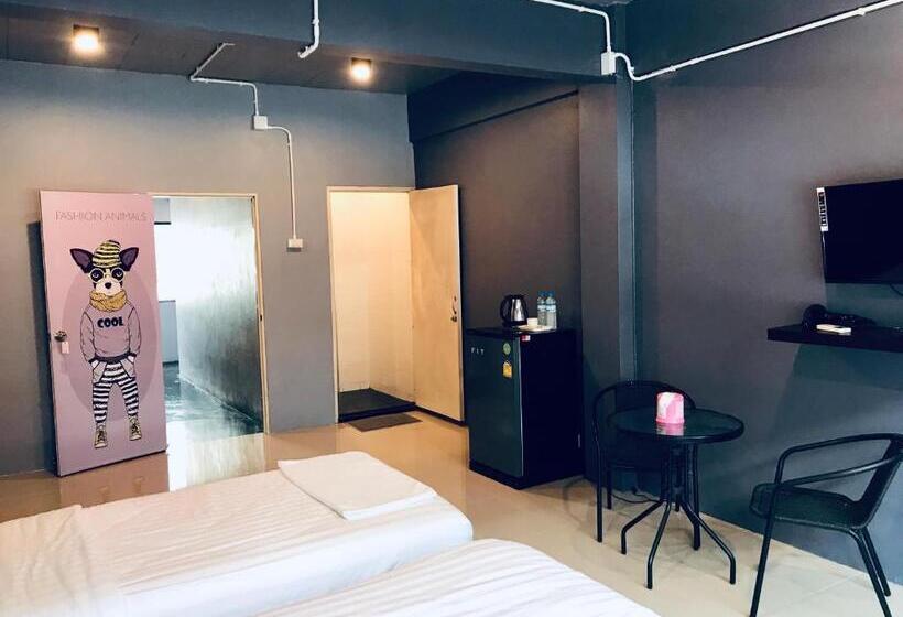 اتاق استاندارد سه نفره, Sleepcats Hostel