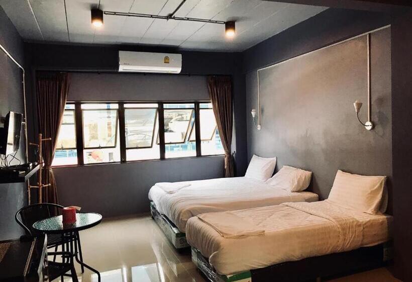 اتاق استاندارد سه نفره, Sleepcats Hostel