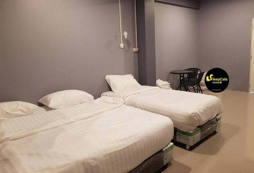 اتاق استاندارد سه نفره, Sleepcats Hostel