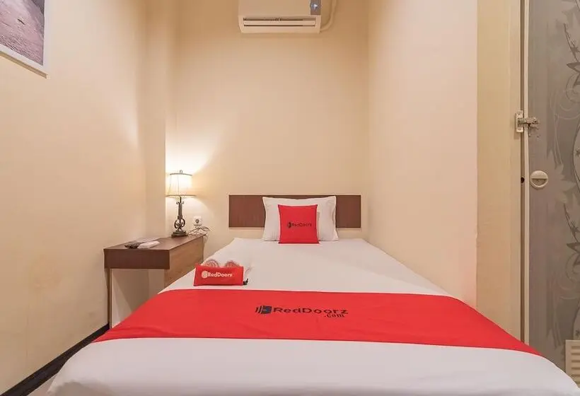 اتاق استاندارد یک نفره, Reddoorz At H Agus Salim Street Pontianak