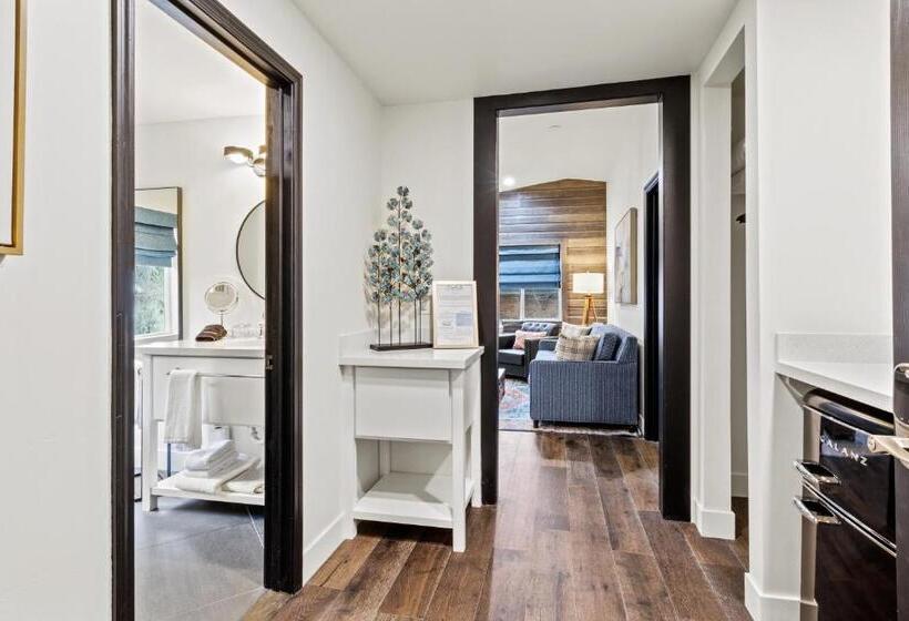 מיטת קינג בסוויטה, Bespoke Inn Flagstaff