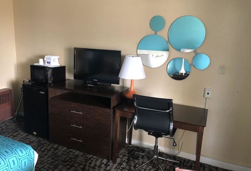 带2个双人床的标准工作室, Howard Johnson By Wyndham Rocky Hill