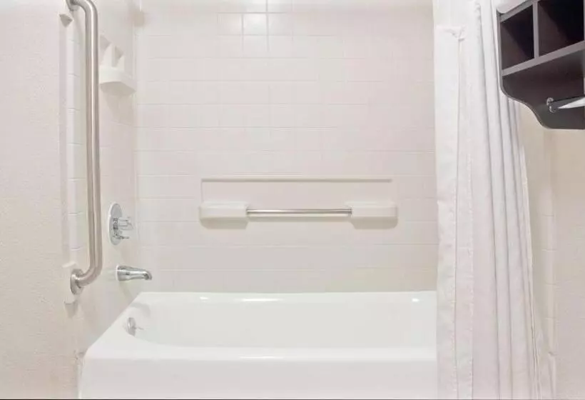 身障者適用キングサイズベッドルーム, Howard Johnson By Wyndham Houston Heights/downtown