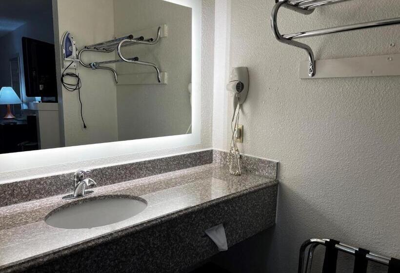 身障者適用キングサイズベッドルーム, Howard Johnson By Wyndham Houston Heights/downtown