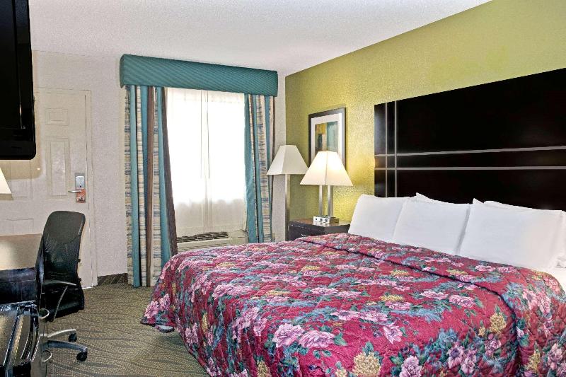 キングサイズベッドのスタンダードルーム, Howard Johnson By Wyndham Houston Heights/downtown