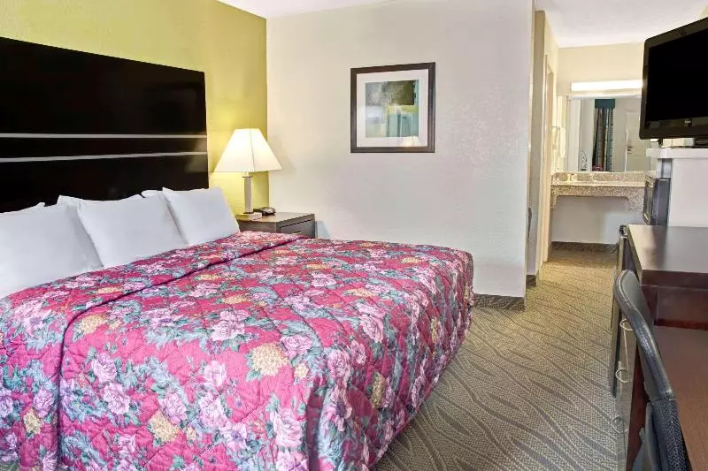 キングサイズベッドのスタンダードルーム, Howard Johnson By Wyndham Houston Heights/downtown