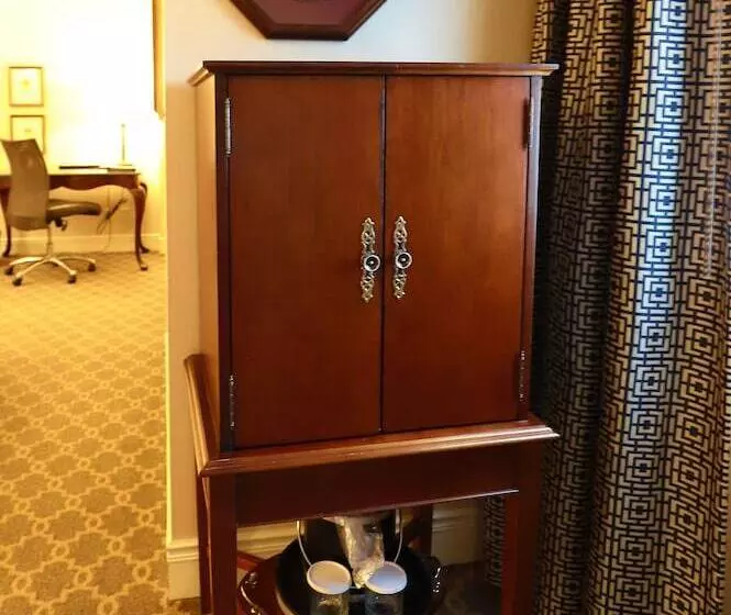 سوییت جونیور, Roanoke & Conference Ctr, Curio Collection By Hilton 
